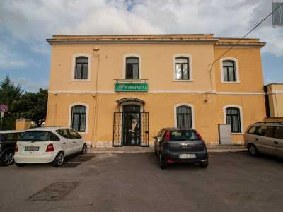 L'arteria punta dritto verso la stazione ferroviaria del rione, sede dell'affascinante "cimitero dei rotabili"...